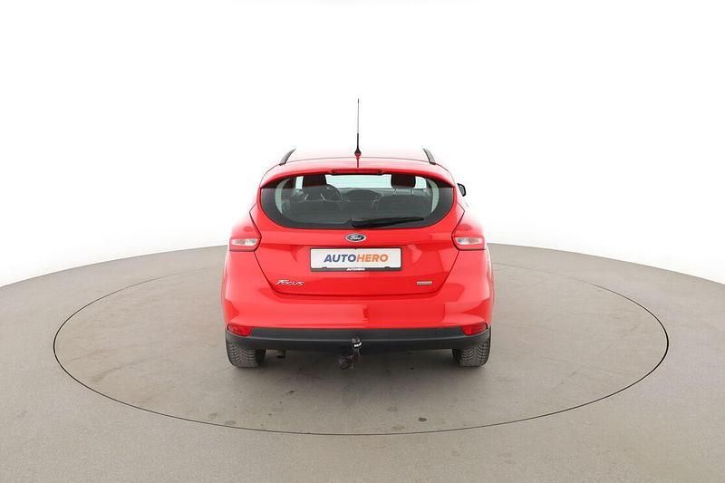 Gebraucht Ford Focus Trend 101 PS (74 kW) 2015 Rot Limousine