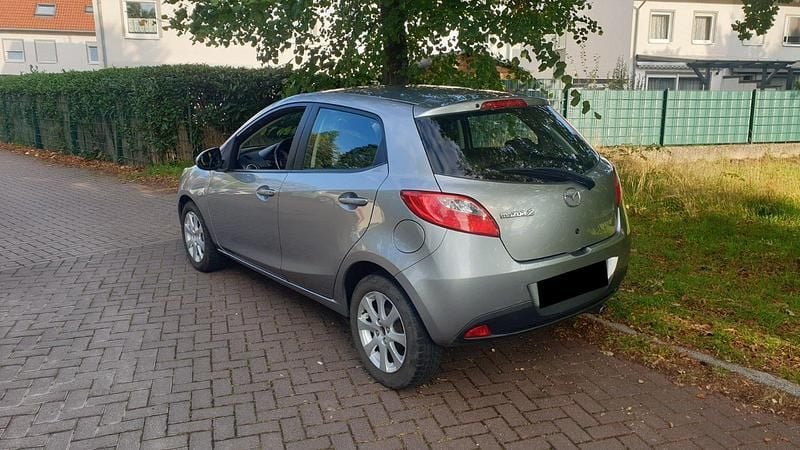 Grau Gebraucht 2011 Mazda 2 Kleinwagen | 4.000 € (Fairer Preis) - Bild 1/4