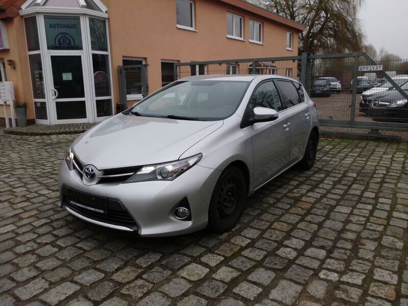 Silber Gebraucht 2015 Toyota Auris Hybrid Edition Limousine | 10.990 € (Fairer Preis) - Bild 1/4