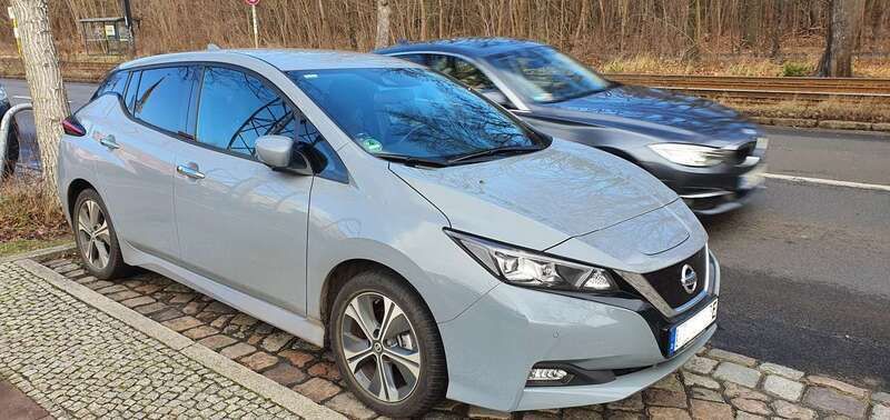 Grau Gebraucht 2021 Nissan Leaf N-Connecta Kleinwagen | 16.990 € (Fairer Preis) - Bild 1/4