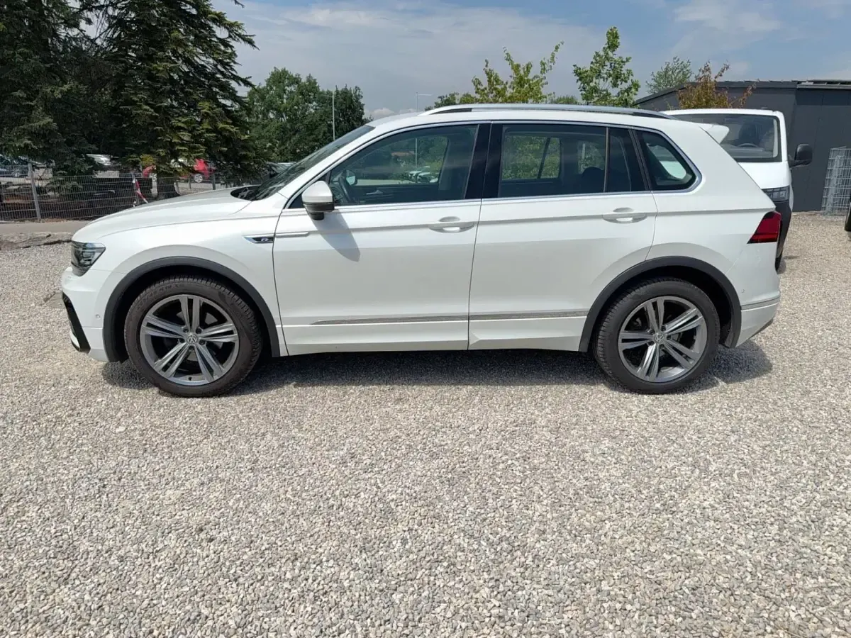 Gebraucht VW Tiguan Highline 150 PS (110 kW) 2020 Oryxweiß / titanschwarz SUV