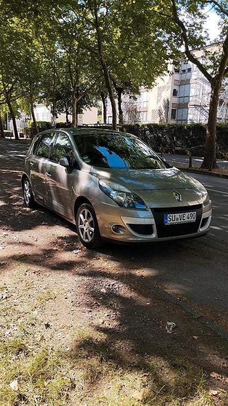 Gold Gebraucht 2010 Renault Scénic III Van / Kleinbus | 4.000 € (Etwas zu teuer) - Bild 1/4