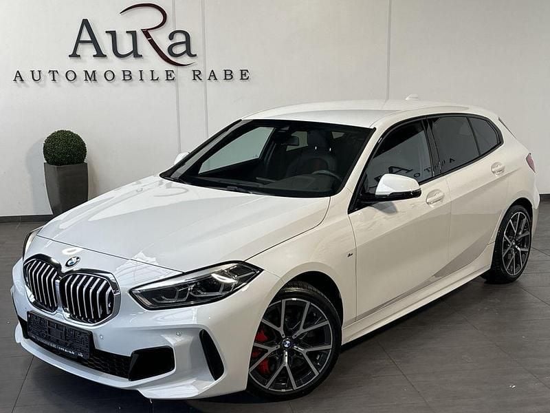Alpinweiã iii Gebraucht 2022 BMW 128 Sport Line Limousine | 30.749 € (Fairer Preis) - Bild 1/4