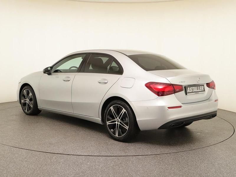 Gebraucht Mercedes A180 Progressive 136 PS (100 kW) 2023 Iridiumsilber metallic Limousine