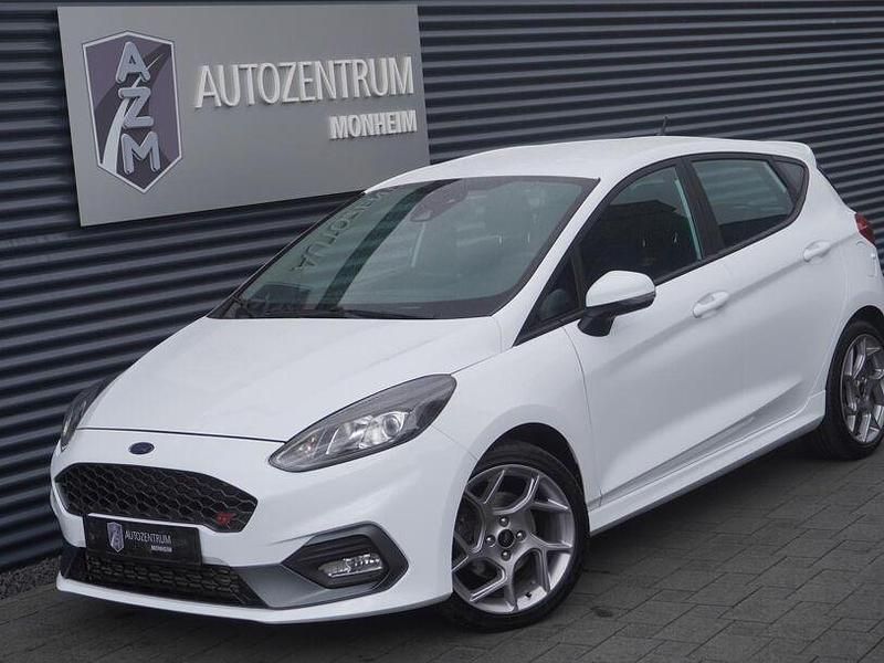 Gebraucht Ford Fiesta Ambiente 200 PS (147 kW) 2018 Sonderlackierung frostweiß Kleinwagen