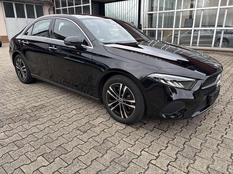 Kosmosschwarz Gebraucht 2024 Mercedes A180 Advanced Plus Limousine | 28.900 € (Guter Preis) - Bild 1/4