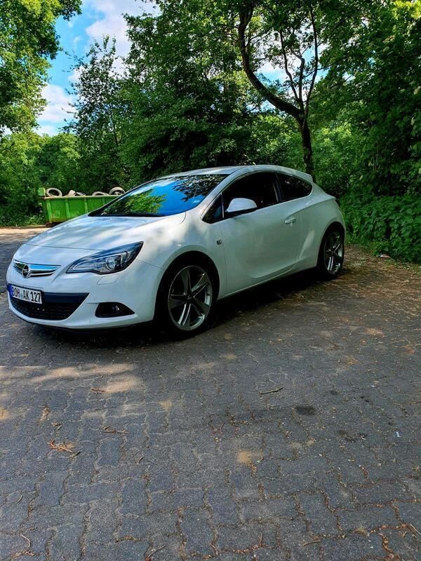Weiß Gebraucht 2012 Opel Astra GTC Limousine | 5.950 € (Fairer Preis) - Bild 1/4