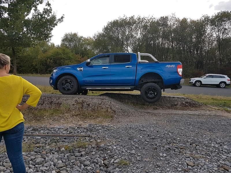 Gebraucht Ford Ranger Limited 200 PS (147 kW) 2017 Blau Pickup