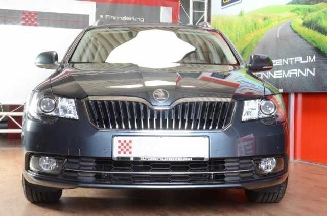 Gebraucht Skoda Superb Ambition 140 PS (102 kW) 2014 Grau metallic Kombi