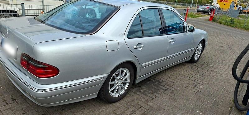 Gebraucht Mercedes E320 Avantgarde 197 PS (144 kW) 2002 Silber Limousine