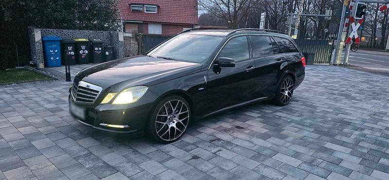 Gebraucht Mercedes E220 170 PS (125 kW) 2011 Schwarz Kombi
