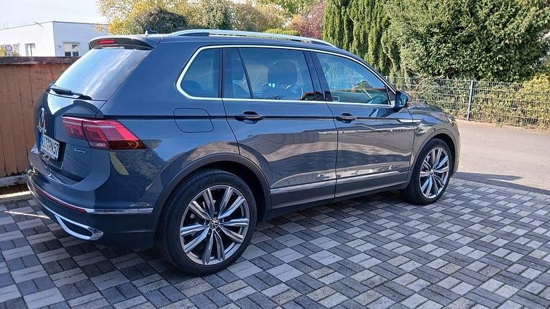 Grau Gebraucht 2021 VW Tiguan SUV | 29.350 € (Guter Preis) - Bild 1/4