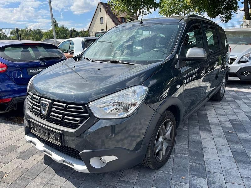 Grau Gebraucht 2020 Dacia Lodgy Stepway Van / Kleinbus | 11.990 € (Fairer Preis) - Bild 1/4