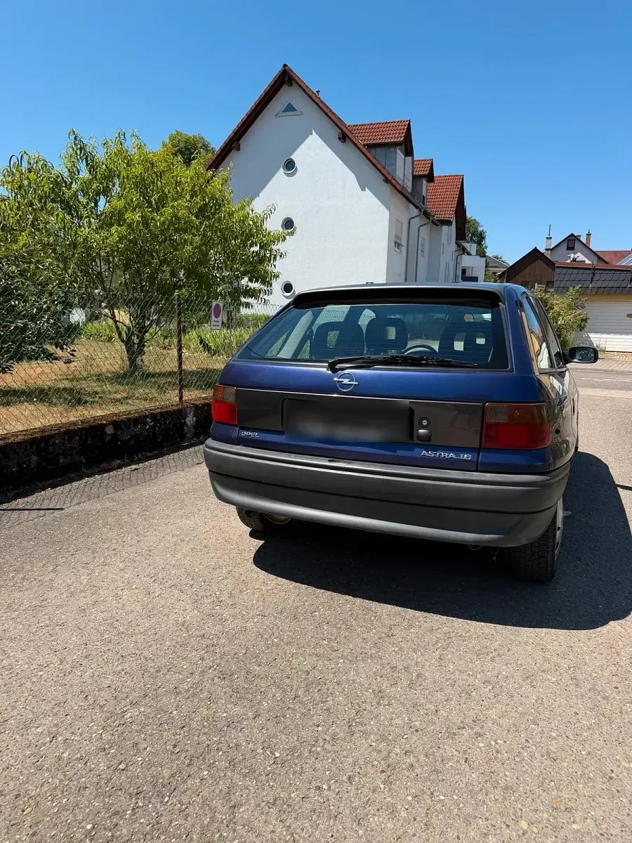 Gebraucht Opel Astra 70 PS (51 kW) 1995 Violet Limousine