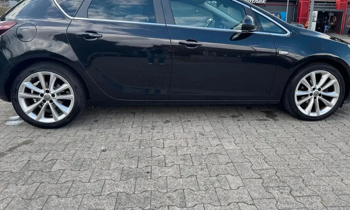 Gebraucht Opel Astra Edition 140 PS (102 kW) 2011 Schwarz Limousine