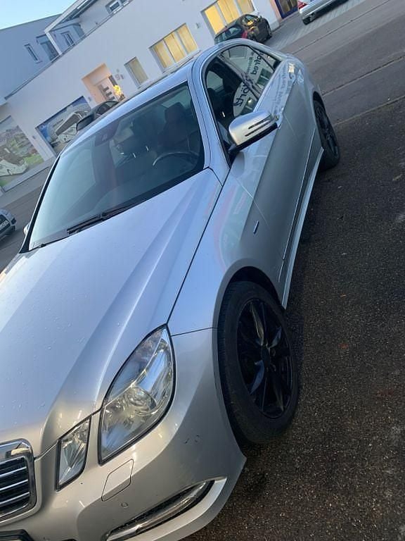 Silber Gebraucht 2011 Mercedes E250 Limousine | 9.350 € (Fairer Preis) - Bild 1/4