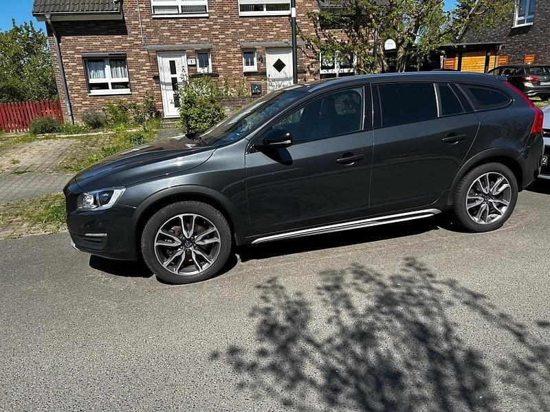 Gebraucht Volvo V60 CC 150 PS (110 kW) 2016 Grau Kombi