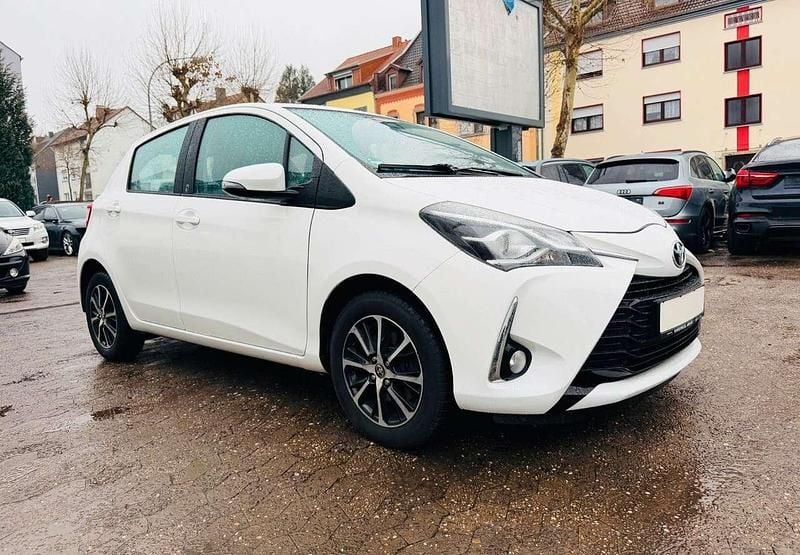 Super (pure) white ii Gebraucht 2018 Toyota Yaris Team Kleinwagen | 10.300 € (Guter Preis) - Bild 1/4