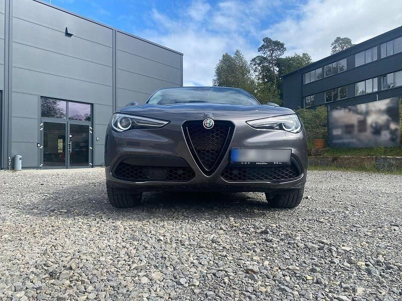 Grau Gebraucht 2021 Alfa Romeo Stelvio Veloce SUV | 32.900 € (Guter Preis) - Bild 1/4