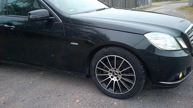Gebraucht Mercedes E220 Avantgarde 170 PS (125 kW) 2011 Schwarz Limousine