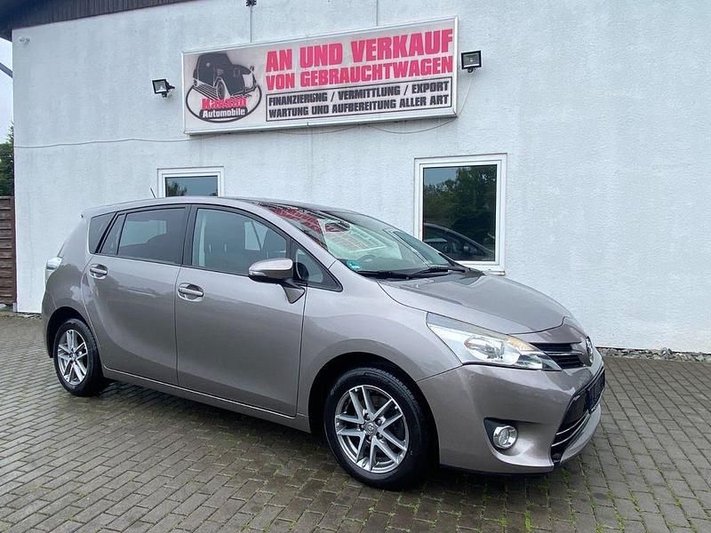 Grau Gebraucht 2016 Toyota Verso Skyview Edition Van / Kleinbus | 5.999 € (Superpreis) - Bild 1/4