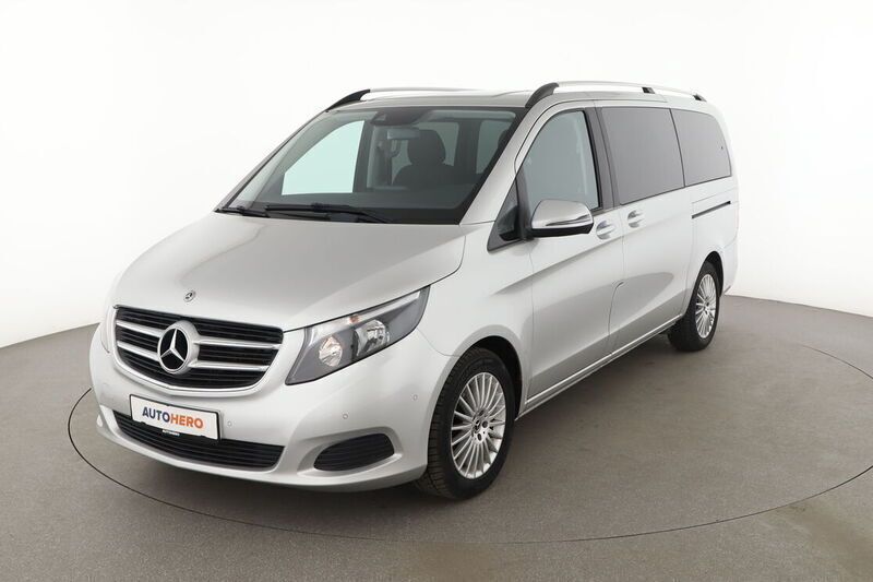Grau Gebraucht 2019 Mercedes V220 Edition Van / Kleinbus | 38.590 € (Guter Preis) - Bild 1/4
