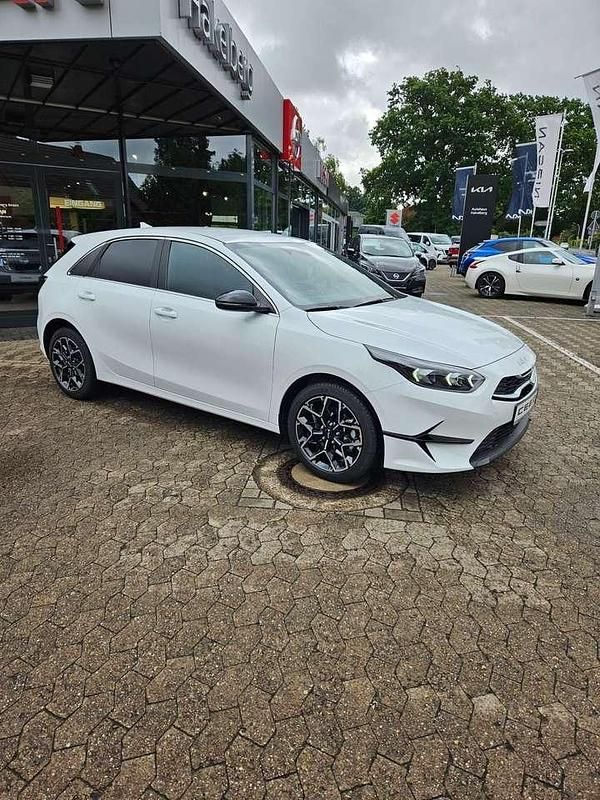 Neu Kia Ceed 140 PS (102 kW) 2025 Deluxeweiss metallic Kleinwagen