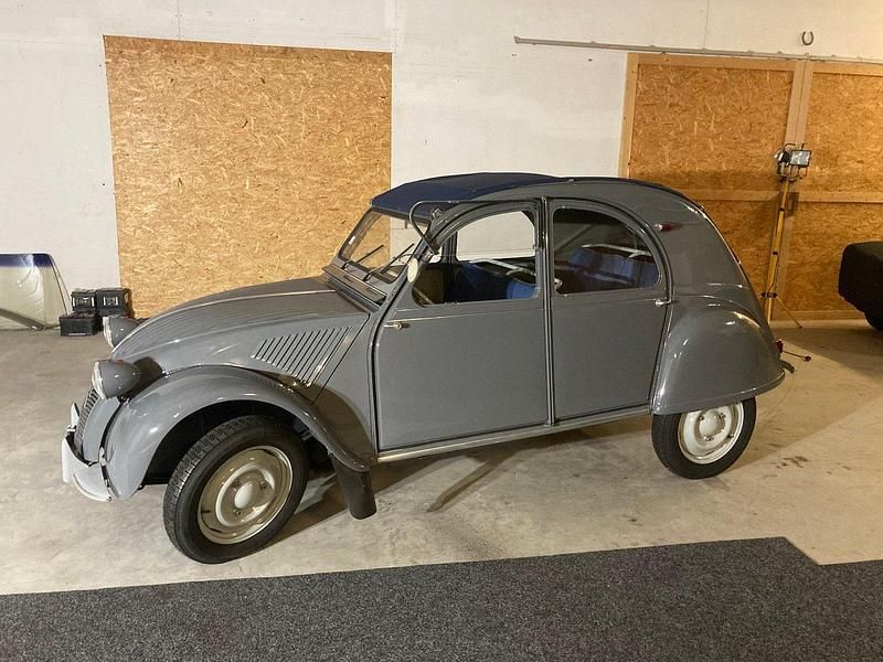 Grau Gebraucht 1957 Citroën 2CV Limousine | 14.900 € - Bild 1/4