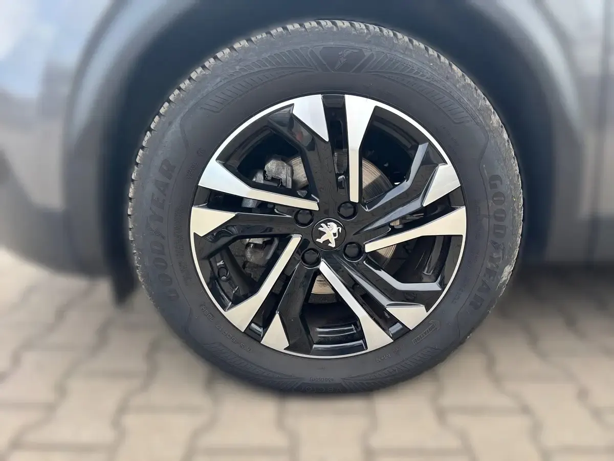 Gebraucht Peugeot 2008 GT 131 PS (96 kW) 2022 Metfa platinium grau SUV
