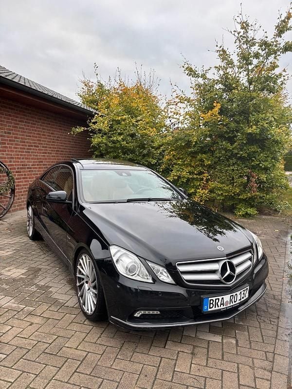 Schwarz Gebraucht 2010 Mercedes E250 Coupé | 7.800 € (Fairer Preis) - Bild 1/4