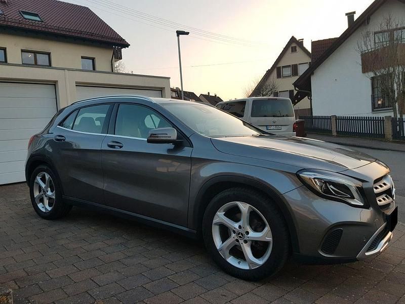 Gebraucht Mercedes GLA200 156 PS (114 kW) 2019 Grau SUV