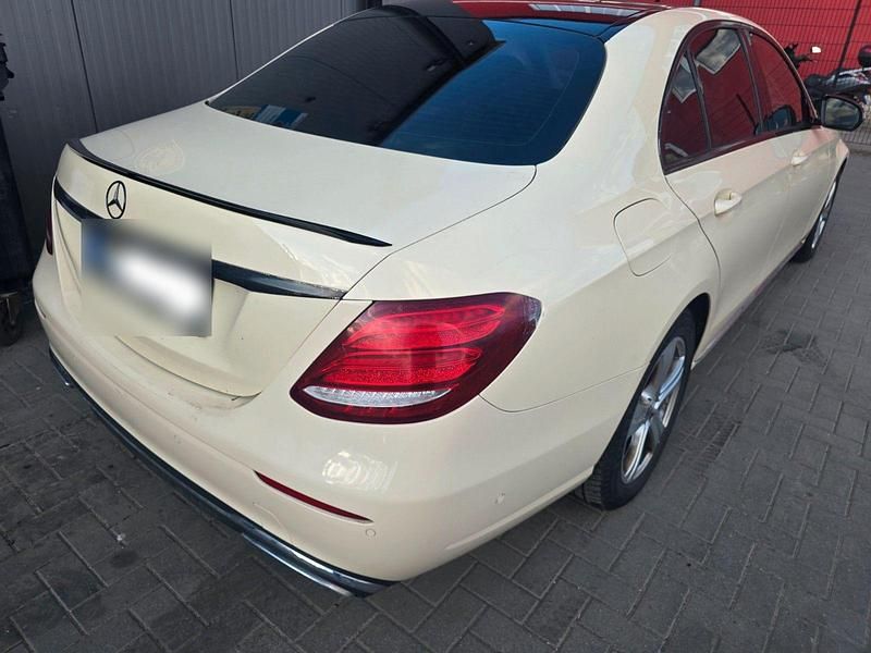 Gebraucht Mercedes E200 207 PS (152 kW) 2018 Gelb Limousine