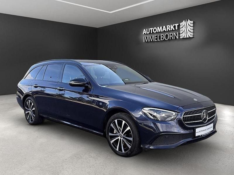 Blau Gebraucht 2022 Mercedes E300 Night Limousine | 28.400 € (Fairer Preis) - Bild 1/4