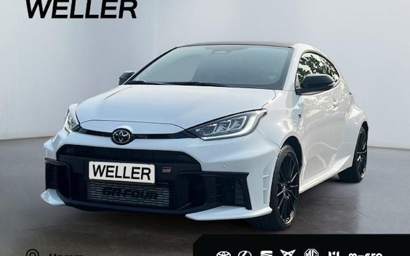 Weiß Gebraucht 2025 Toyota Yaris Limousine | 47.480 € (Fairer Preis) - Bild 1/4