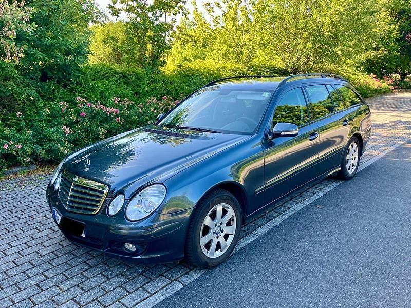 Grau Gebraucht 2007 Mercedes E220 Kombi | 7.399 € (Teuer) - Bild 1/4