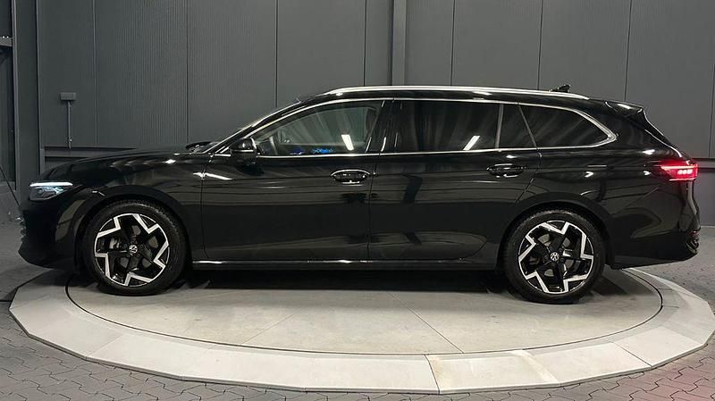 Gebraucht VW Passat Elegance 150 PS (110 kW) 2025 Grenadillschwarz metallic Kombi