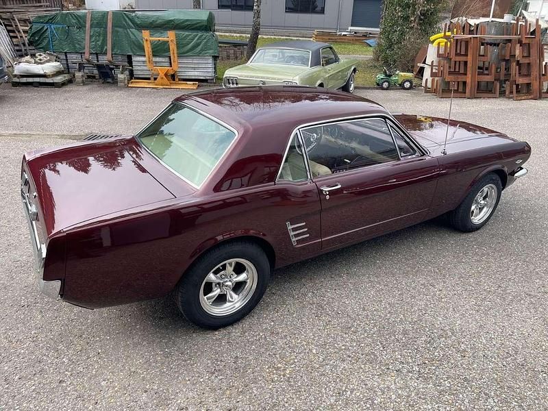 Second-hand Ford Mustang 220 CP (161 kW) 1966 Roșu Coupe