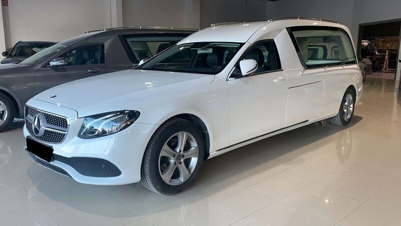 Silber metallic Gebraucht 2018 Mercedes E220 Limousine | 136.850 € - Bild 1/4