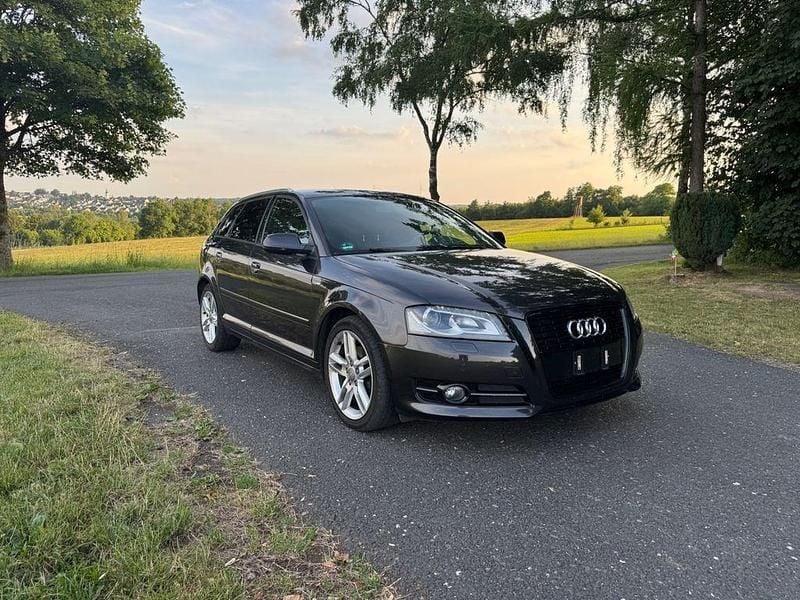 Grau Gebraucht 2012 Audi A3 Sportback S-Line Limousine | 6.500 € - Bild 1/4