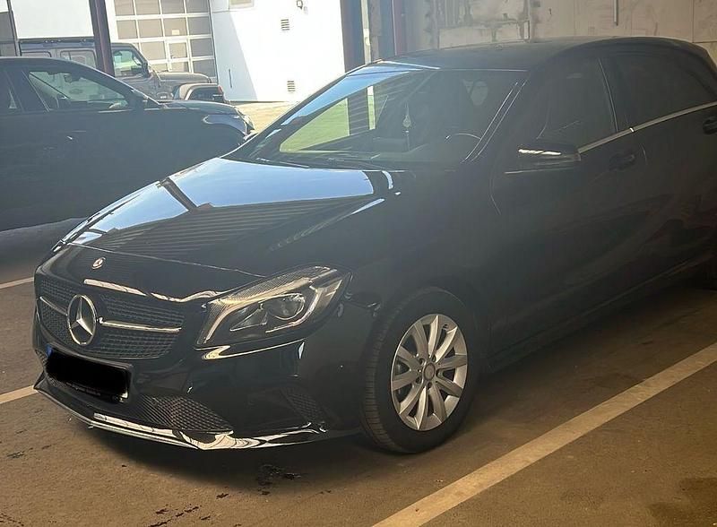 Schwarz Gebraucht 2017 Mercedes A180 Limousine | 14.999 € (Fairer Preis) - Bild 1/4