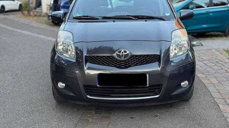Grau Gebraucht 2009 Toyota Yaris Limousine | 3.299 € (Guter Preis) - Bild 1/4
