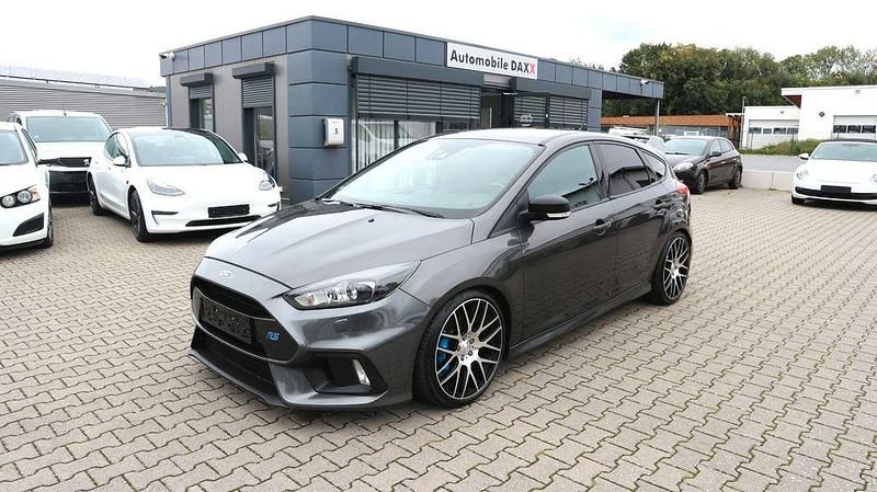 Grau Gebraucht 2017 Ford Focus RS Limousine | 25.900 € (Teuer) - Bild 1/4