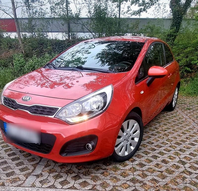 Rot Gebraucht 2014 Kia Rio Kleinwagen | 4.800 € - Bild 1/4