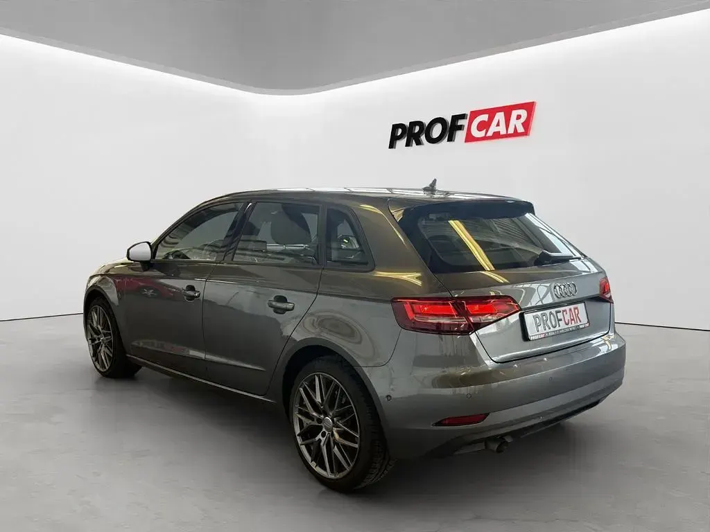 Gebraucht Audi A3 Sport 116 PS (85 kW) 2018 Grau Limousine