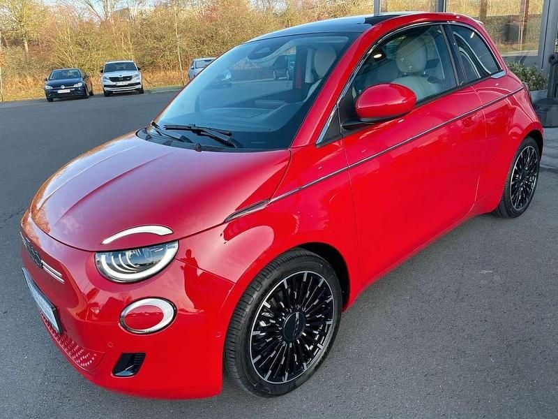 Rosso corsa/sfrontato/argilla/ Gebraucht 2024 Fiat 500e La Prima Kleinwagen | 23.880 € (Guter Preis) - Bild 1/4