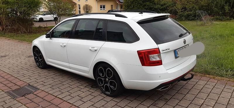Weiß Gebraucht 2017 Skoda Octavia RS Kombi | 9.900 € (Fairer Preis) - Bild 1/4