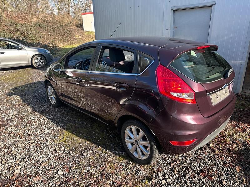 Gebraucht Ford Fiesta Titanium 82 PS (60 kW) 2009 Rot Kleinwagen