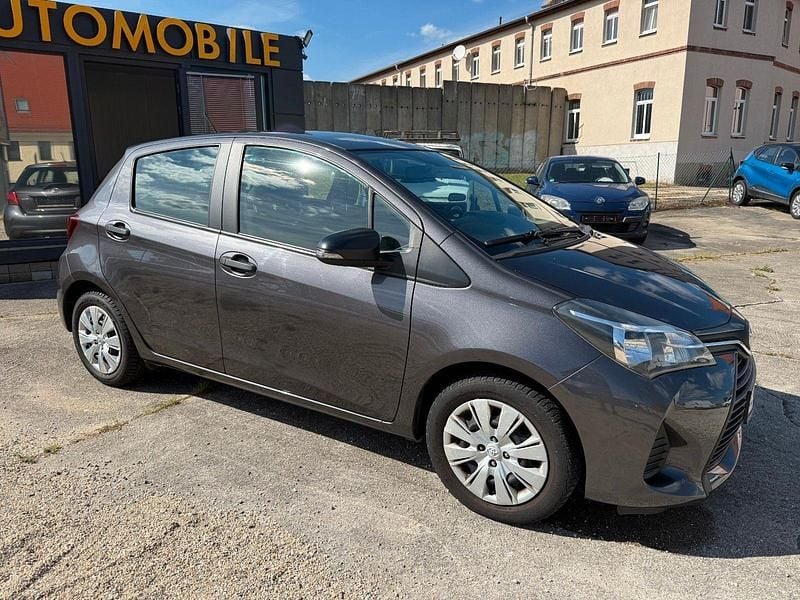 Gebraucht Toyota Yaris Basis 69 PS (50 kW) 2015 Grau Kleinwagen