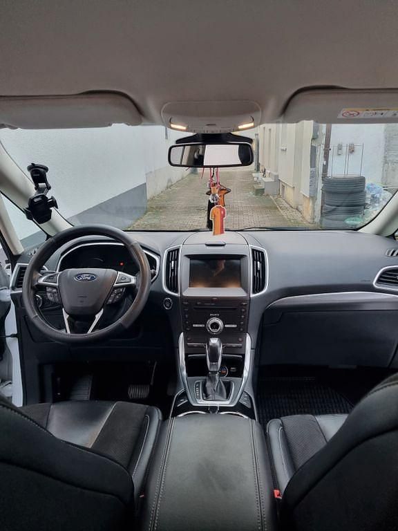 Gebraucht Ford S-MAX Titanium 179 PS (131 kW) 2017 Weiß Van / Kleinbus