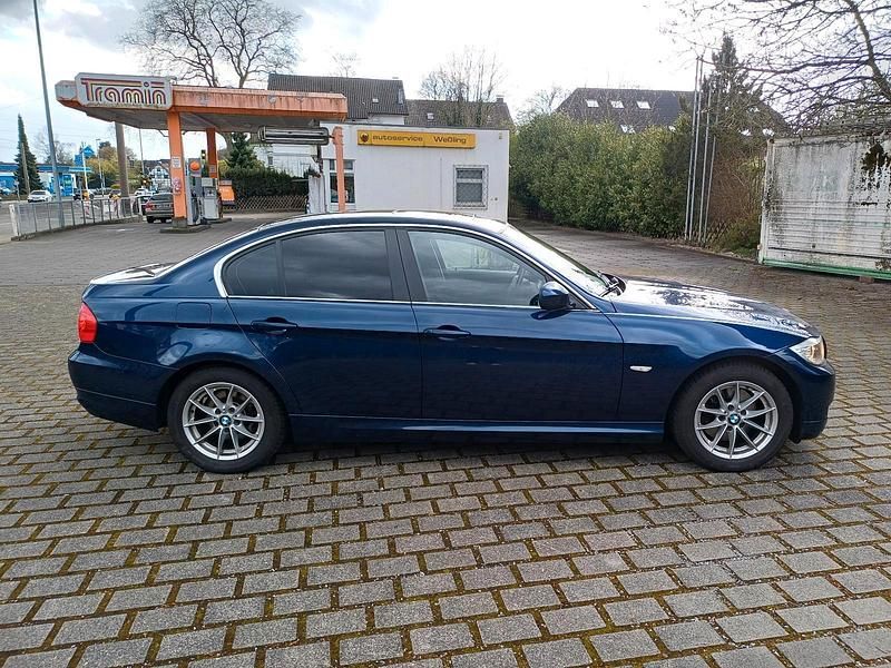 Gebraucht BMW 325 218 PS (160 kW) 2010 Blau Limousine
